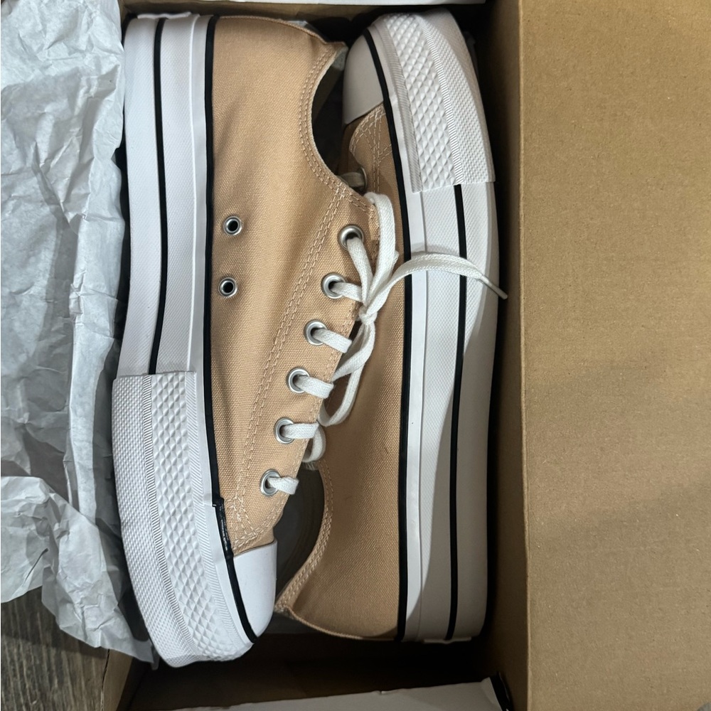 Women’s converse platforms size 11